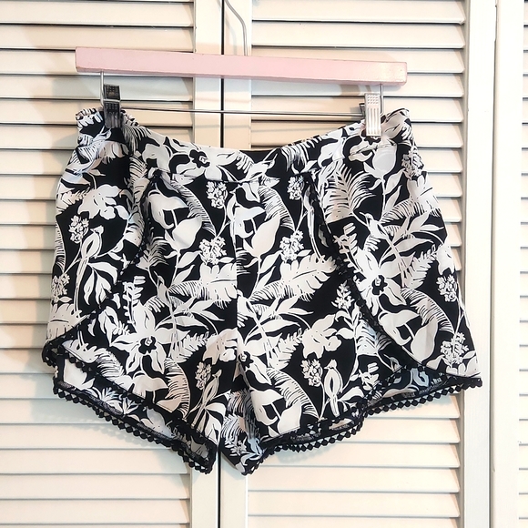 Jessica Simpson Lightweight Shorts - Picture 1 of 4